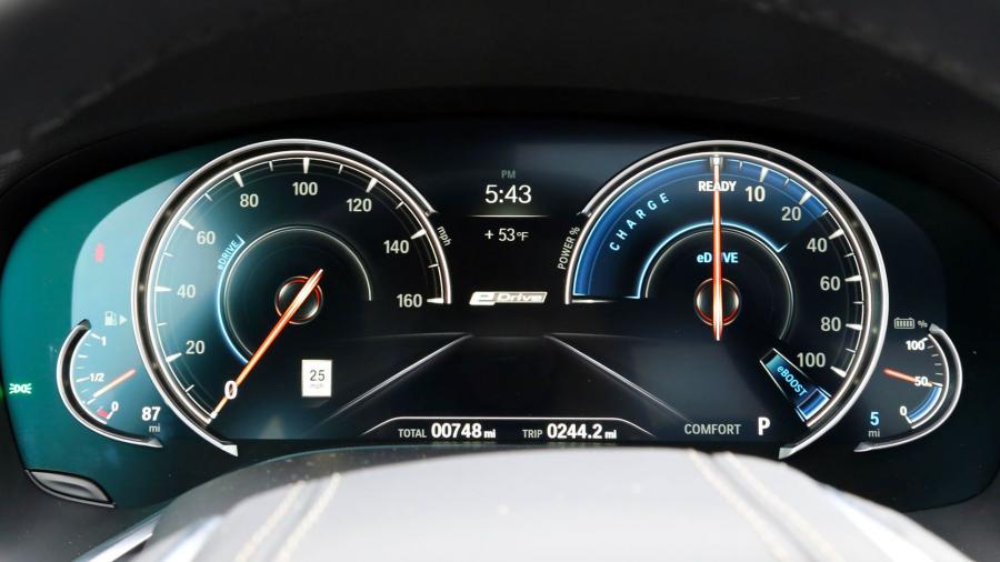 Панель приборов BMW 740e iPerformance (G11) 2018 года  (NA) (фото 21 из 40)